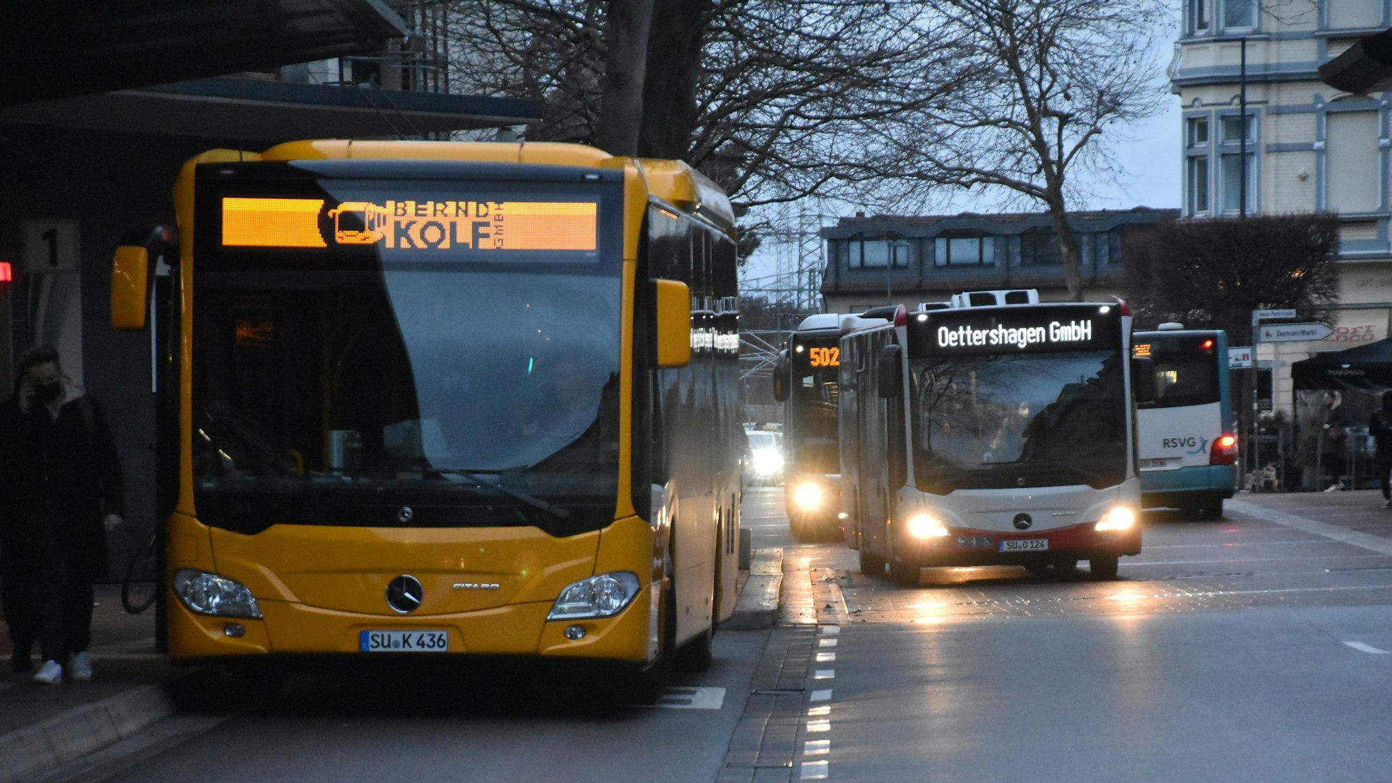 Busse parken und fahren am Bahnhof in Siegburg.