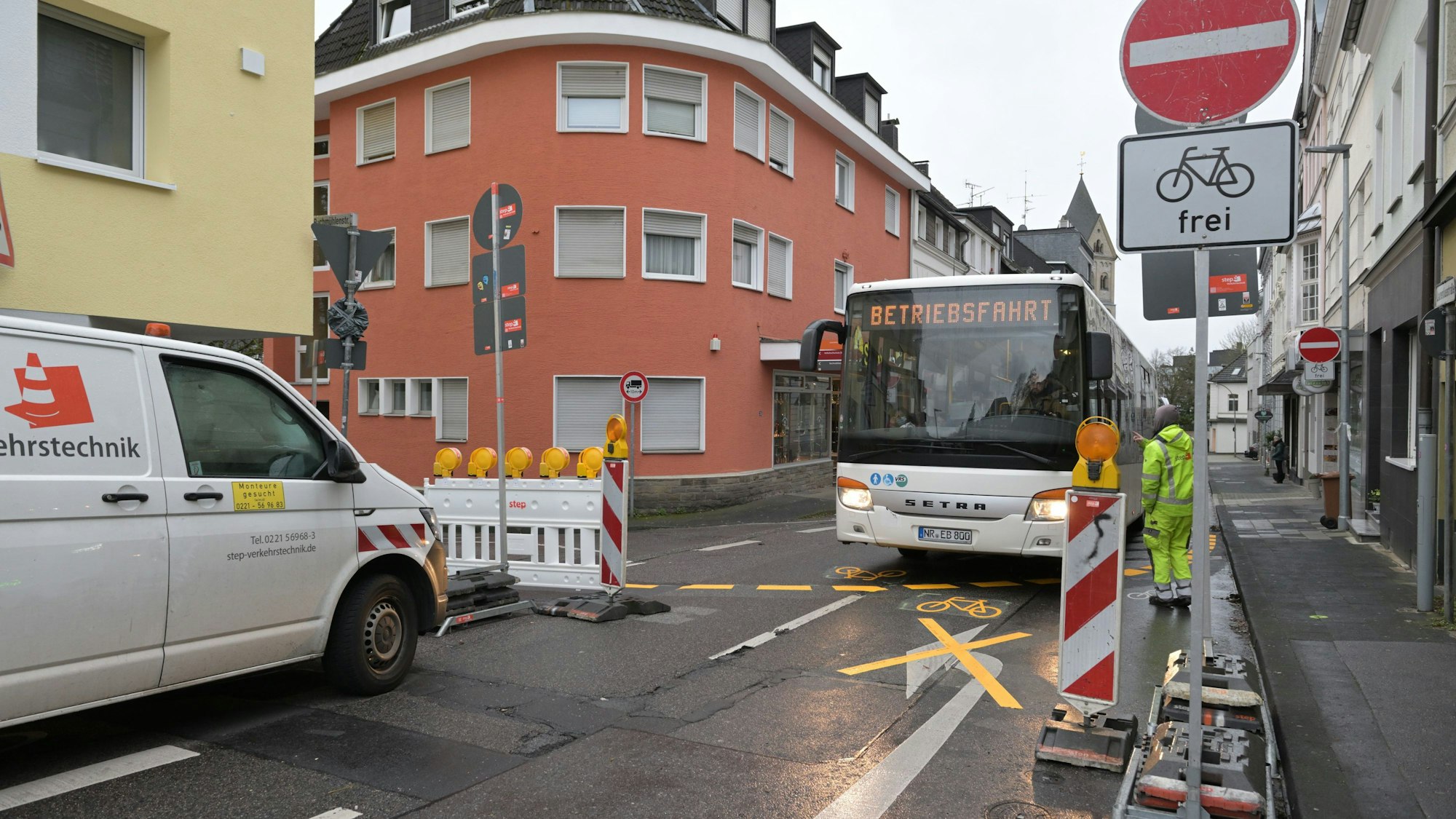 Eine Straße ist gesperrt.