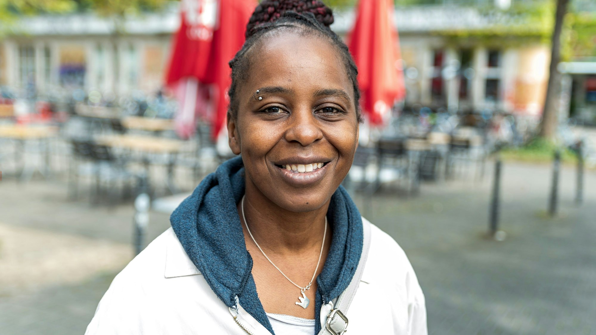 Portraitfoto von Shary Cheyenne Reeves am Rande einer Pressekonferenz in Köln.