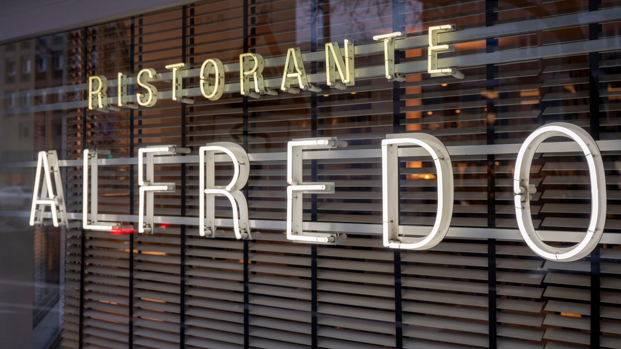 Leuchtender Schriftzug des Ristorante Alfredo