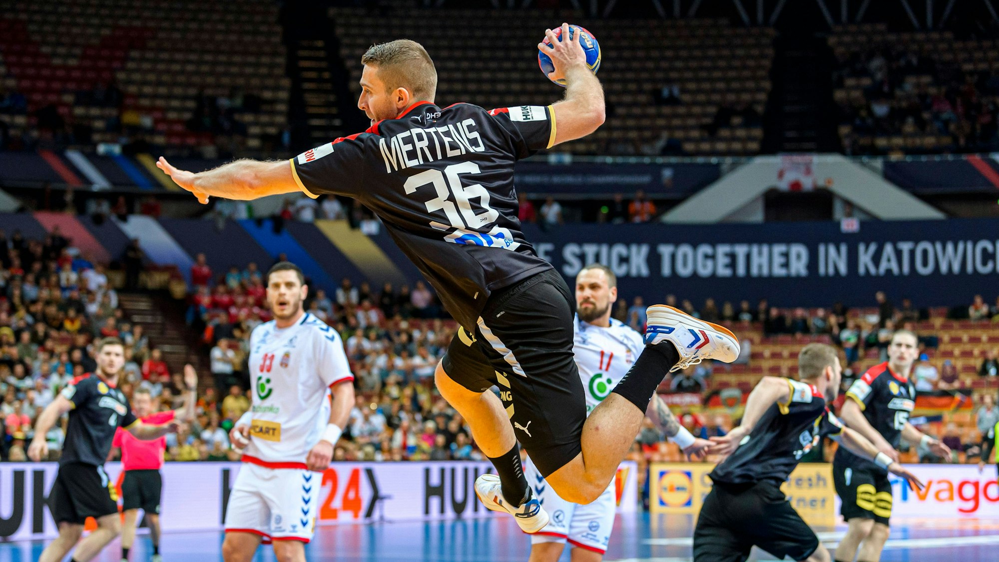 Lukas Mertens hebt ab, fliegt durch den Kreis und trifft für Deutschland gegen Serbien.