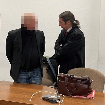 Bombendrohung in Kölner Kita: Der Beschuldigte im Landgericht mit Anwalt Ingo Lindemann.