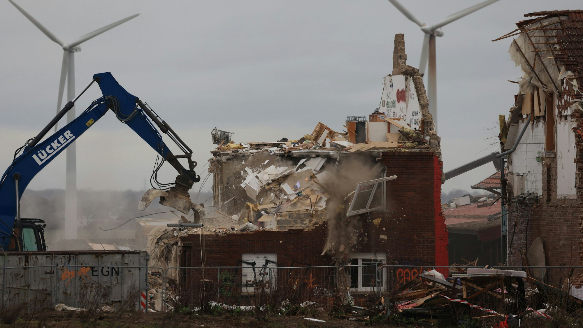 Erkelenz: Abrissarbeiten nach der Räumung in Lützerath. Der Energiekonzern RWE will die unter Lützerath liegende Kohle abbaggern - dafür wird der Weiler auf dem Gebiet der Stadt Erkelenz am Braunkohletagebau Garzweiler II abgerissen.