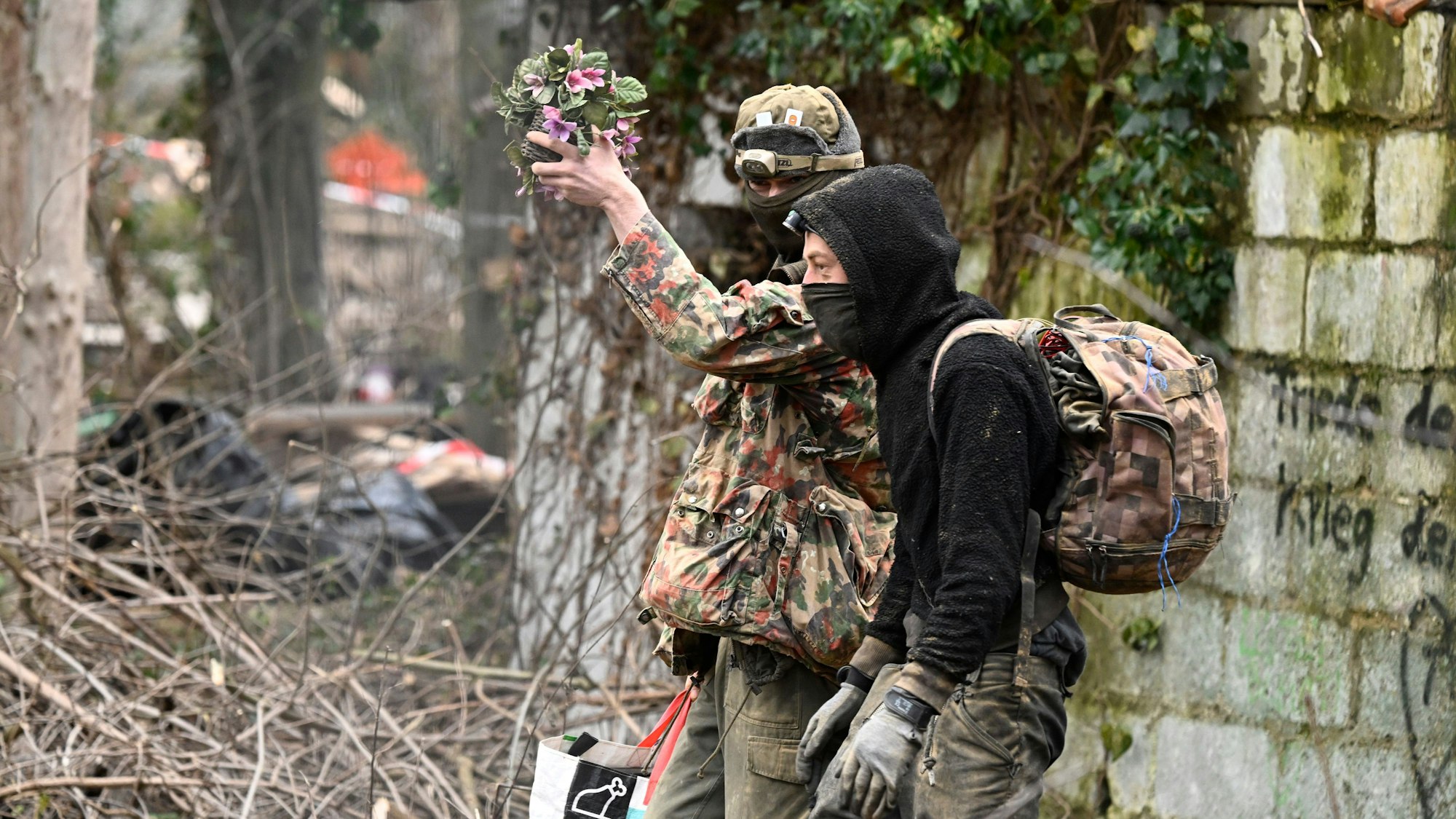 Wie lange die beiden Aktivisten in dem Tunnel ausharrtten, ist noch ungewiss.