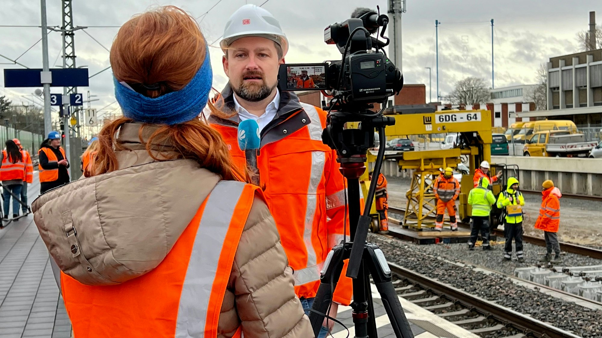 PK der Deutschen Bahn mit RRX-Projektleiter Artur Wiatowski im Bahnhof Leverkusen-Mitte