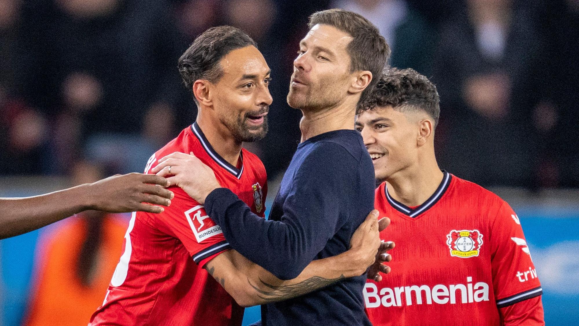 Leverkusens Karim Bellarabi (l.) umarmt Bayer-Trainer-Trainer Xabi Alonso.