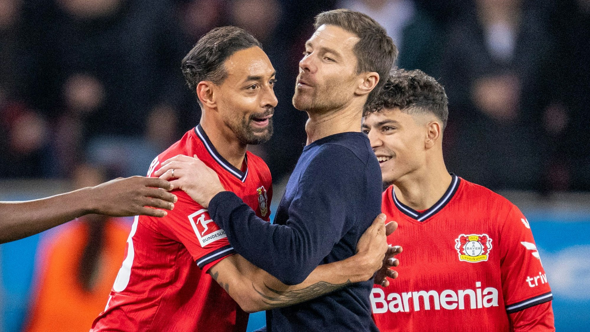 Leverkusens Karim Bellarabi (l.) umarmt Bayer-Trainer-Trainer Xabi Alonso.
