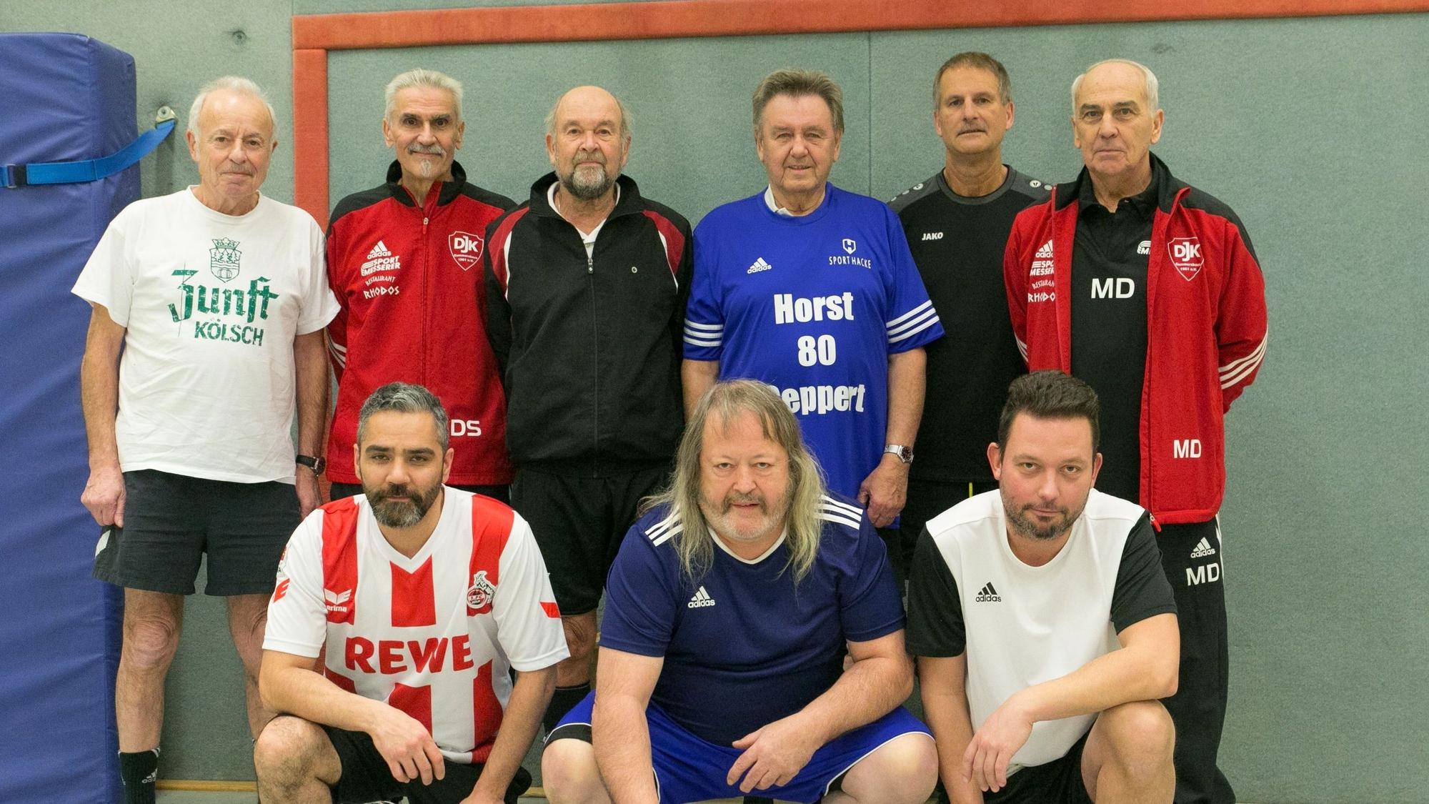 Trikotübergabe an Horst Geppert in der Sporthalle Körnerstr. in Gummersb.;17266
