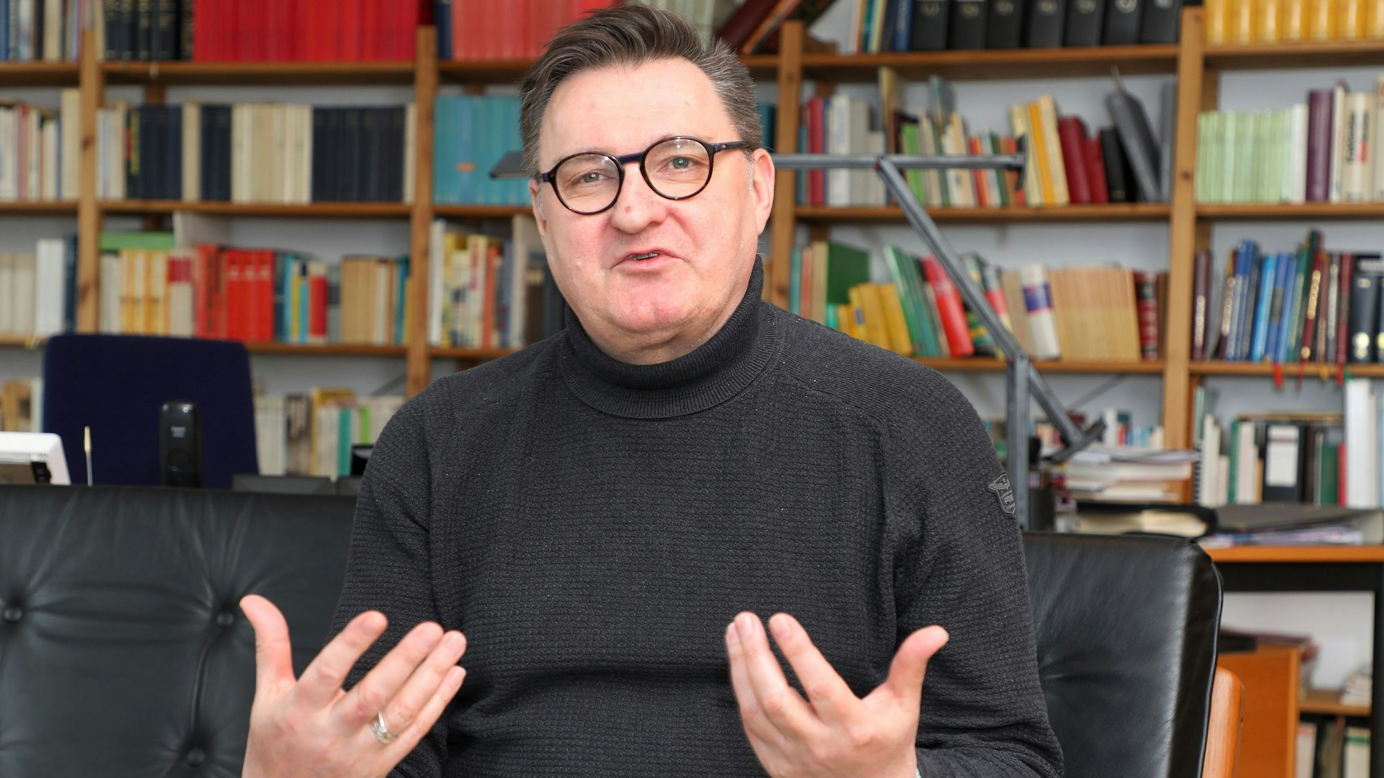 Norbert Hörter sitzt in einem Sessel seines Arbeitszimmers und spricht.