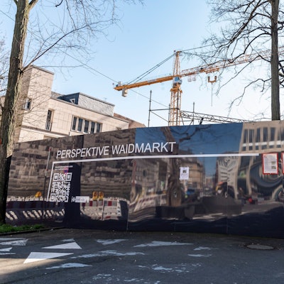 Eine Wand deckt die Baustelle am Waidmarkt ab.