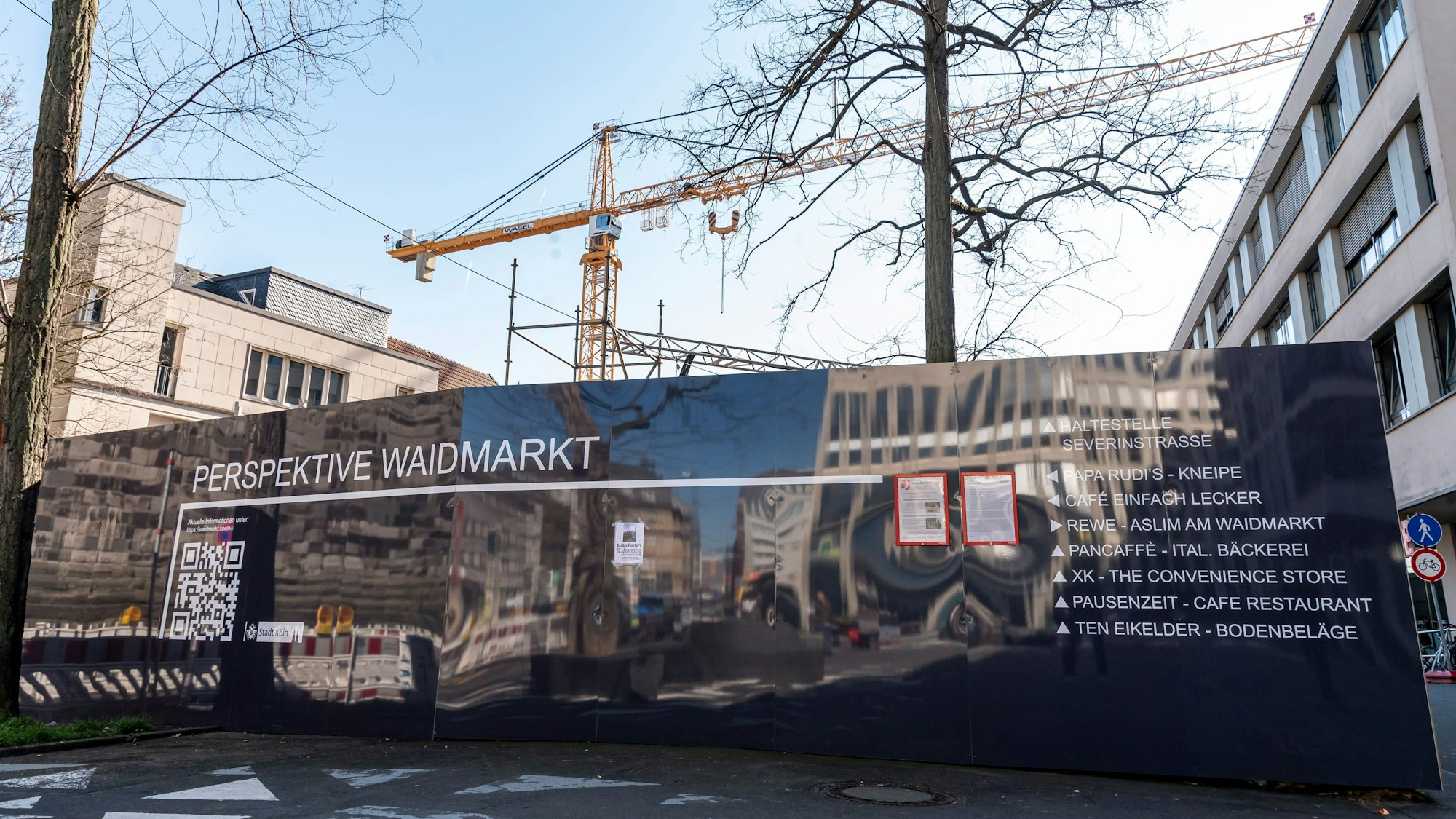 Eine Wand deckt die Baustelle am Waidmarkt ab.