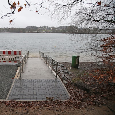 An der Bruchertalsperre ist ein Steg zu sehen, der in das Wasser führt.