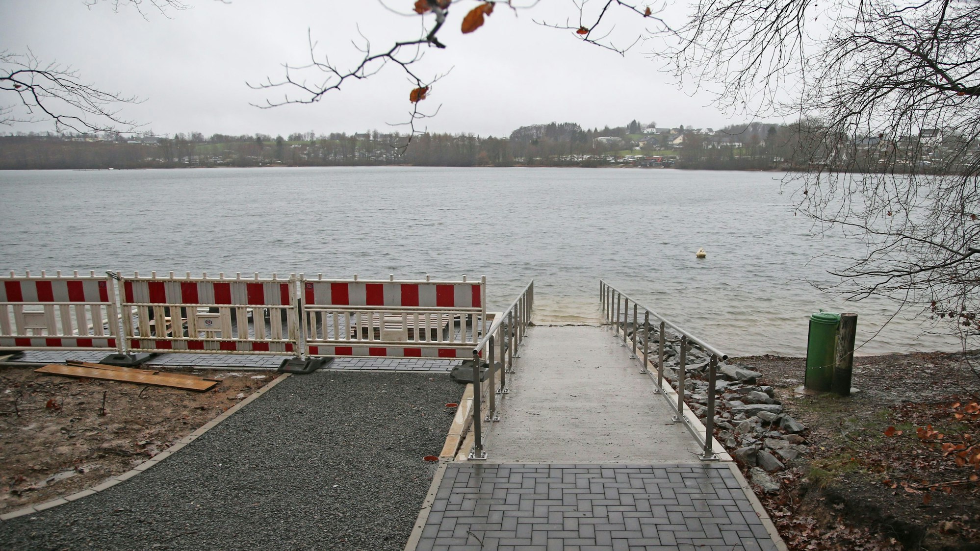 An der Bruchertalsperre ist ein Steg zu sehen, der in das Wasser führt.