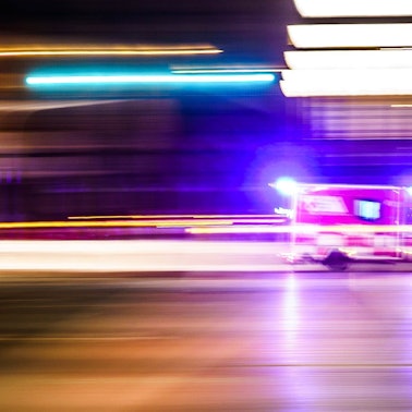 Ein Rettungsfahrzeug ist vor Tagesanbruch mit Blaulicht unterwegs. (Symbolbild)