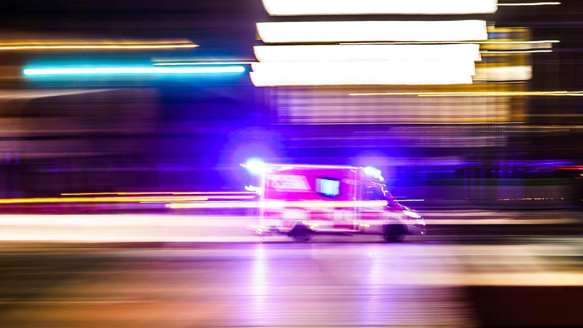ARCHIV - 02.01.2023, Hessen, Frankfurt/Main: Ein Rettungsfahrzeug ist vor Tagesanbruch mit Blaulicht unterwegs (Aufnahme mit Mitzieheffekt). (zu dpa: «Hessen will mit neuen Krankentransportern Rettungswagen entlasten») Foto: Frank Rumpenhorst/dpa +++ dpa-Bildfunk +++