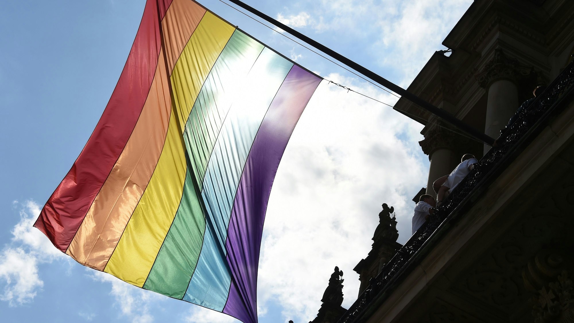 Die Regenbogenfahne, Sonne scheint dahinter