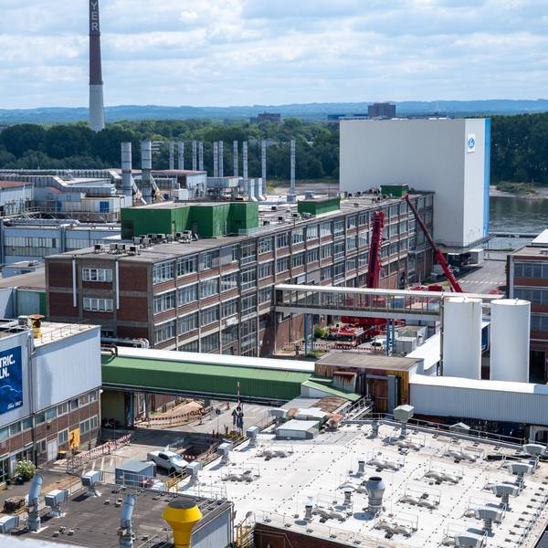 Übersichtsaufnahme der Fordwerke am Rhein in Köln.