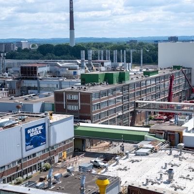 Übersichtsaufnahme der Fordwerke am Rhein in Köln.