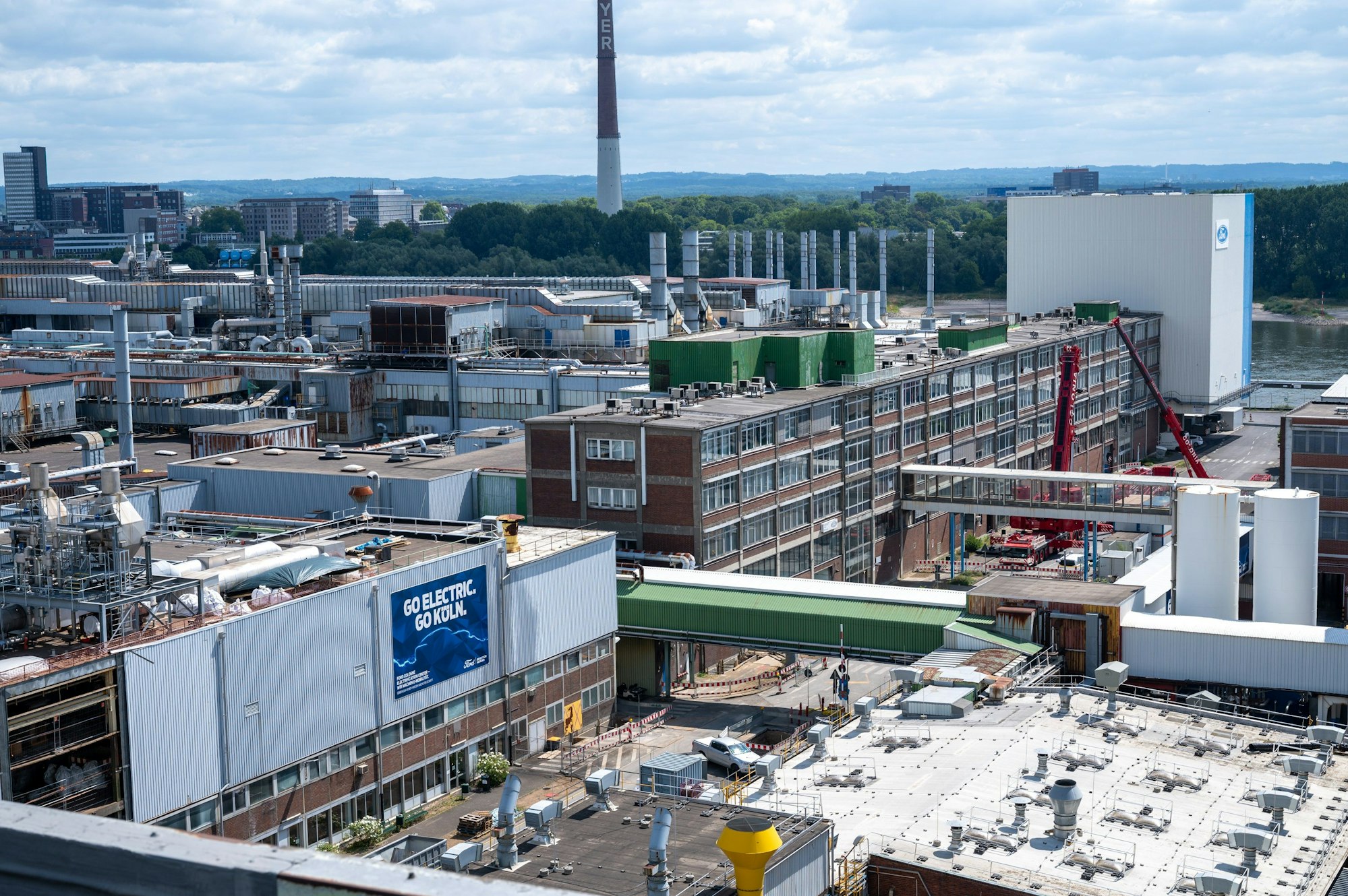 Übersichtsaufnahme der Fordwerke am Rhein in Köln.