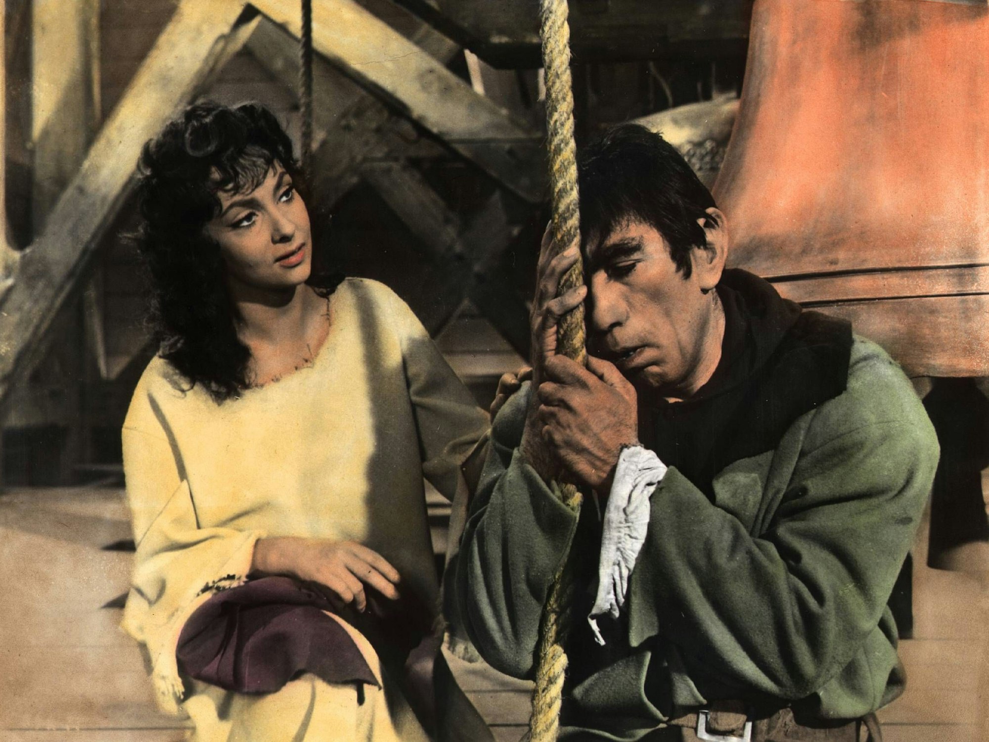 Gina Lollobrigida und Anthony Quinn in „Der Glöckner von Notre Dame“