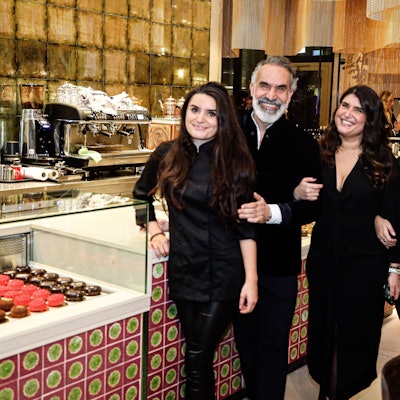 Die Familie Dogan in der neuen Filiale von Bona'Me im Gerling Quartier.