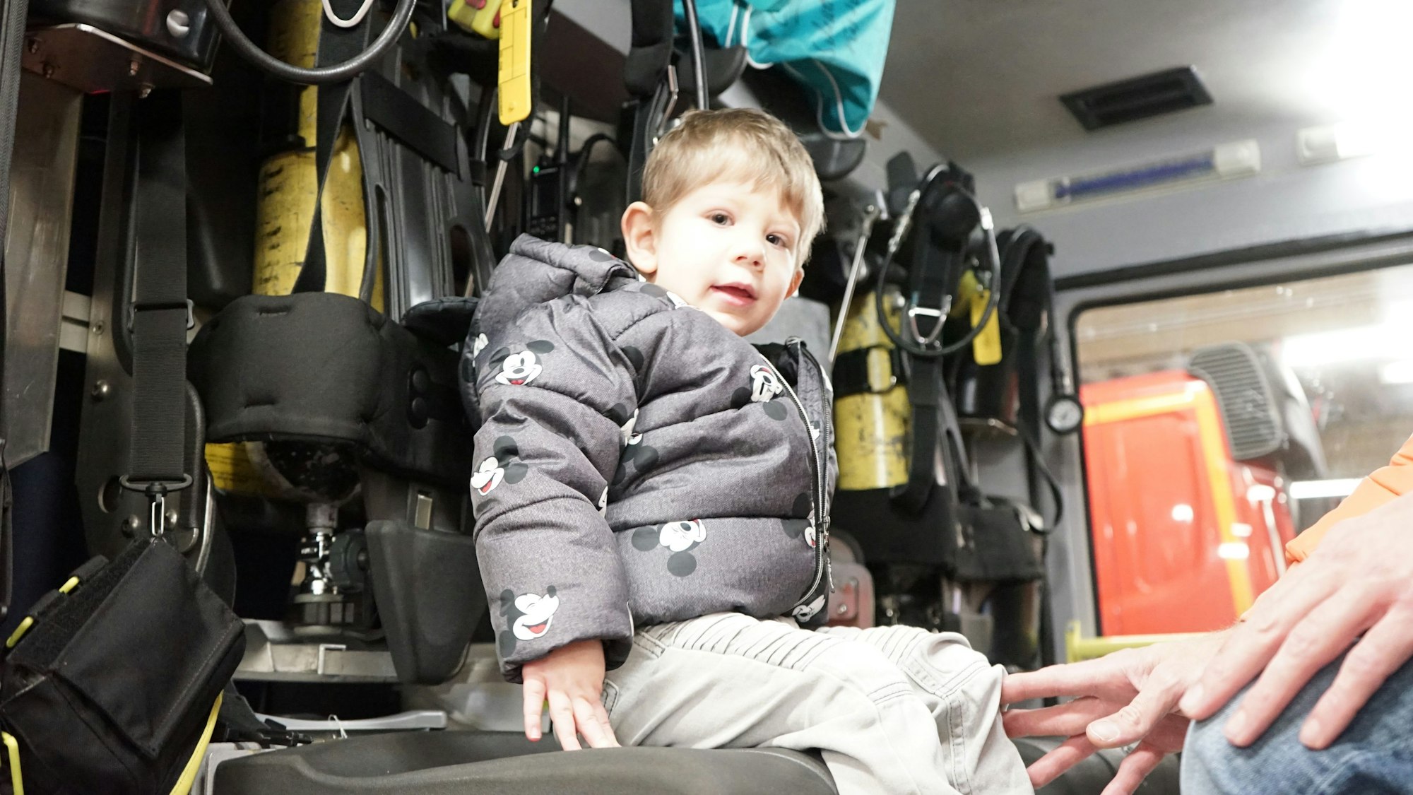 Linus mit seinem Vater in einem Löschfahrzeug