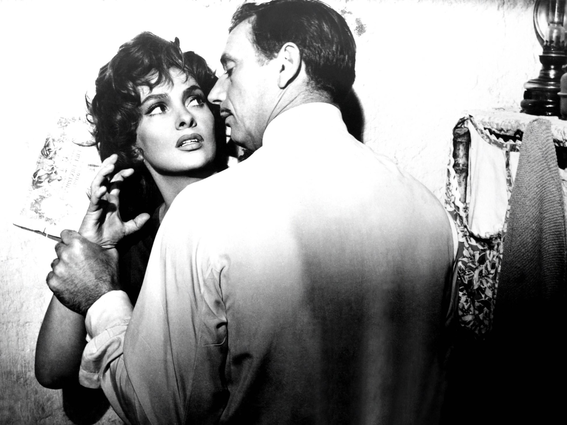Seltener Film: Gina Lollobrigida in einer Szene von „Wo der heiße Wind weht“ mit Yves Montand.