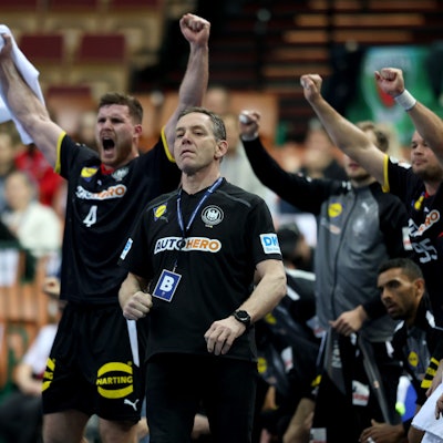 Das deutsche Team feiert gemeinschaftlich den Sieg über Serbien.