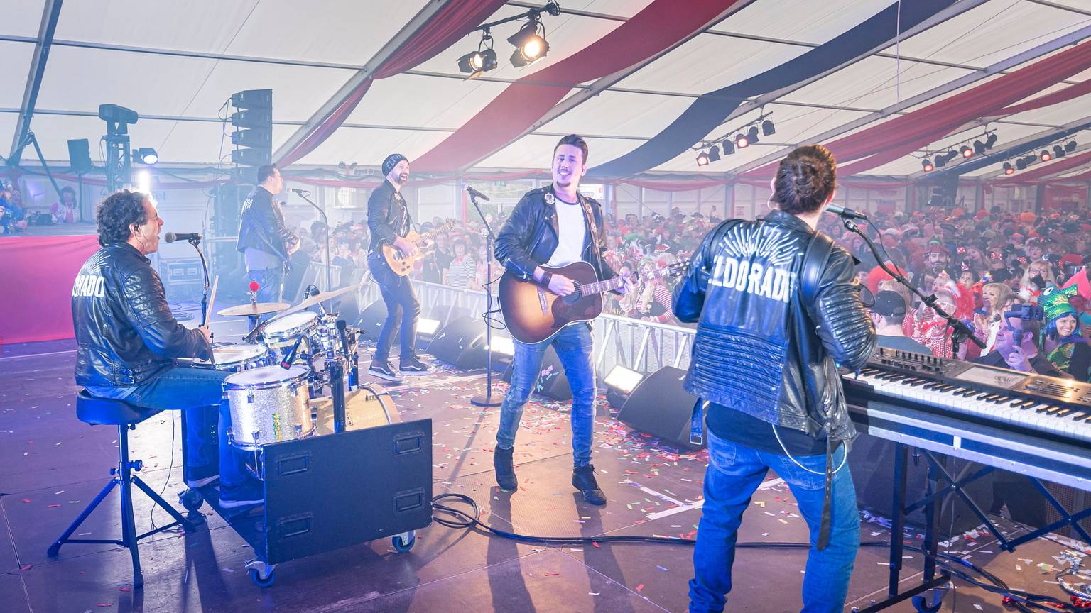 Die Weiberfastnachts-Party im Festzelt an der Amsterdamer Straße