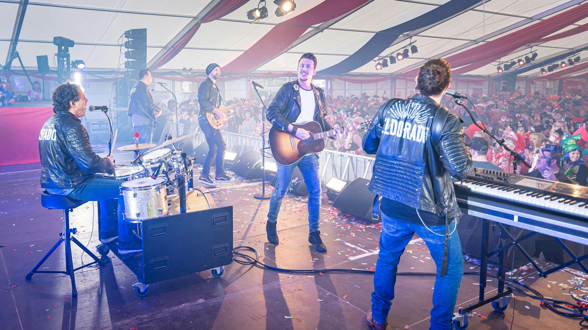 Die Weiberfastnachts-Party im Festzelt an der Amsterdamer Straße