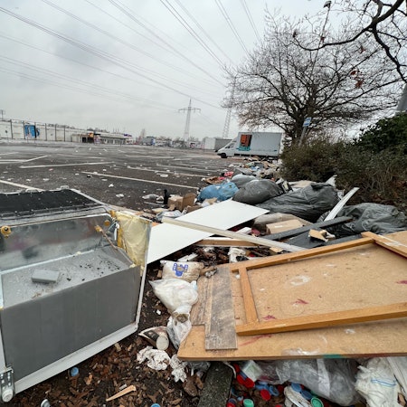 Illegal entsorgter Müll auf dem Parkplatz des ehemaligen Real-Marktes an der Rudolf-Diesel-Straße.
