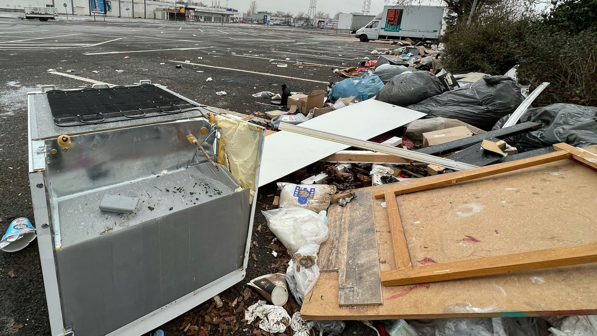 Illegal entsorgter Müll auf dem Parkplatz des ehemaligen Real-Marktes an der Rudolf-Diesel-Straße.