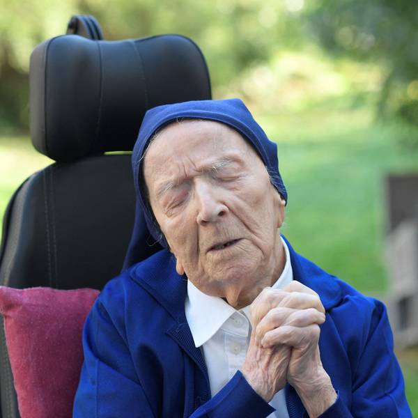 Die französische Schwester André, ihr Geburtsname lautet Lucile Randon, betet.