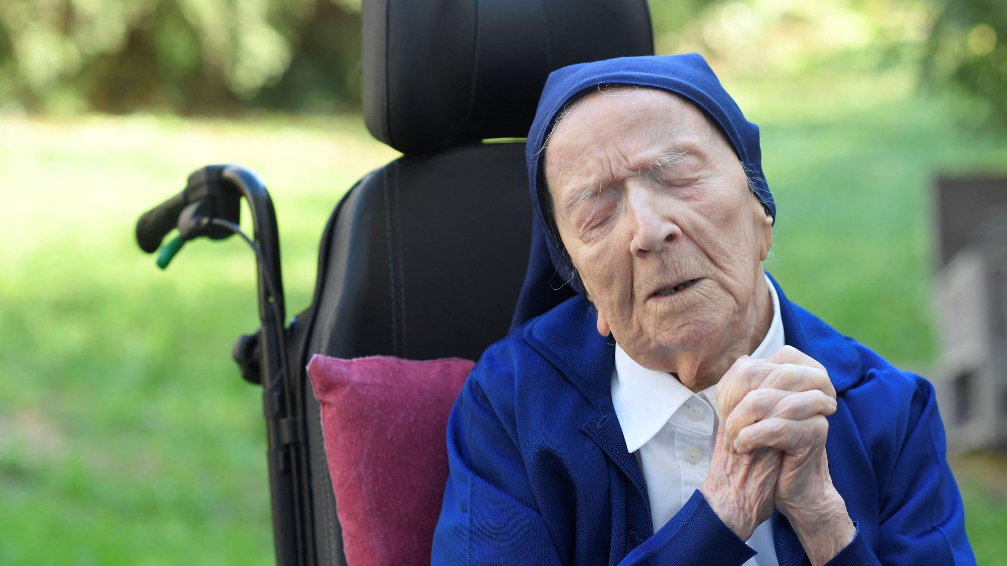 Die französische Schwester André, ihr Geburtsname lautet Lucile Randon, betet.