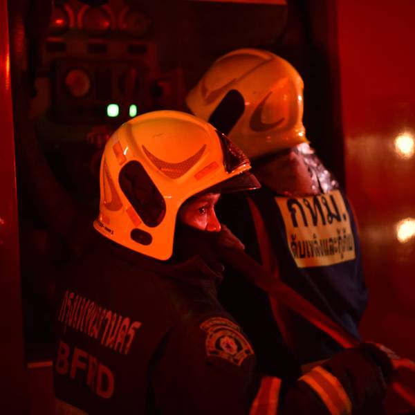 Thailändische Feuerwehrleute sind im Einsatz bei einem Brand.