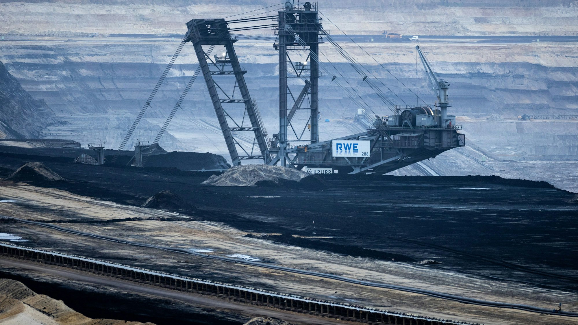 Der Braunkohletagebau Garzweiler II bei Lützerath, wo die Bagger des Energiekonzerns RWE arbeiten. In Jahrzehnten soll hier Wassersport in einem riesigen See betrieben werden.