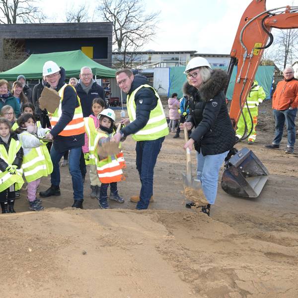 Kinder und Erwachsene erledigten den symbolischen ersten Spatenstich in Bergisch Gladbach-Bensberg.