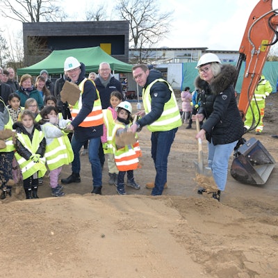 Kinder und Erwachsene erledigten den symbolischen ersten Spatenstich in Bergisch Gladbach-Bensberg.