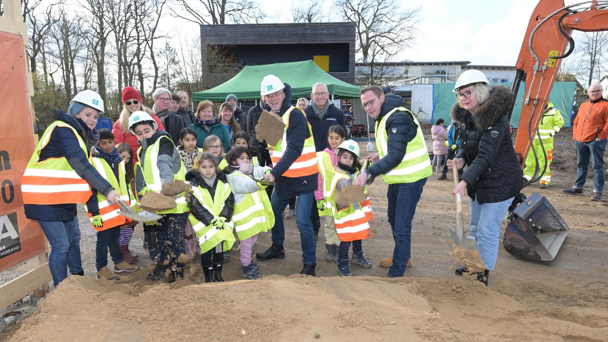 Kinder und Erwachsene erledigten den symbolischen ersten Spatenstich in Bergisch Gladbach-Bensberg.