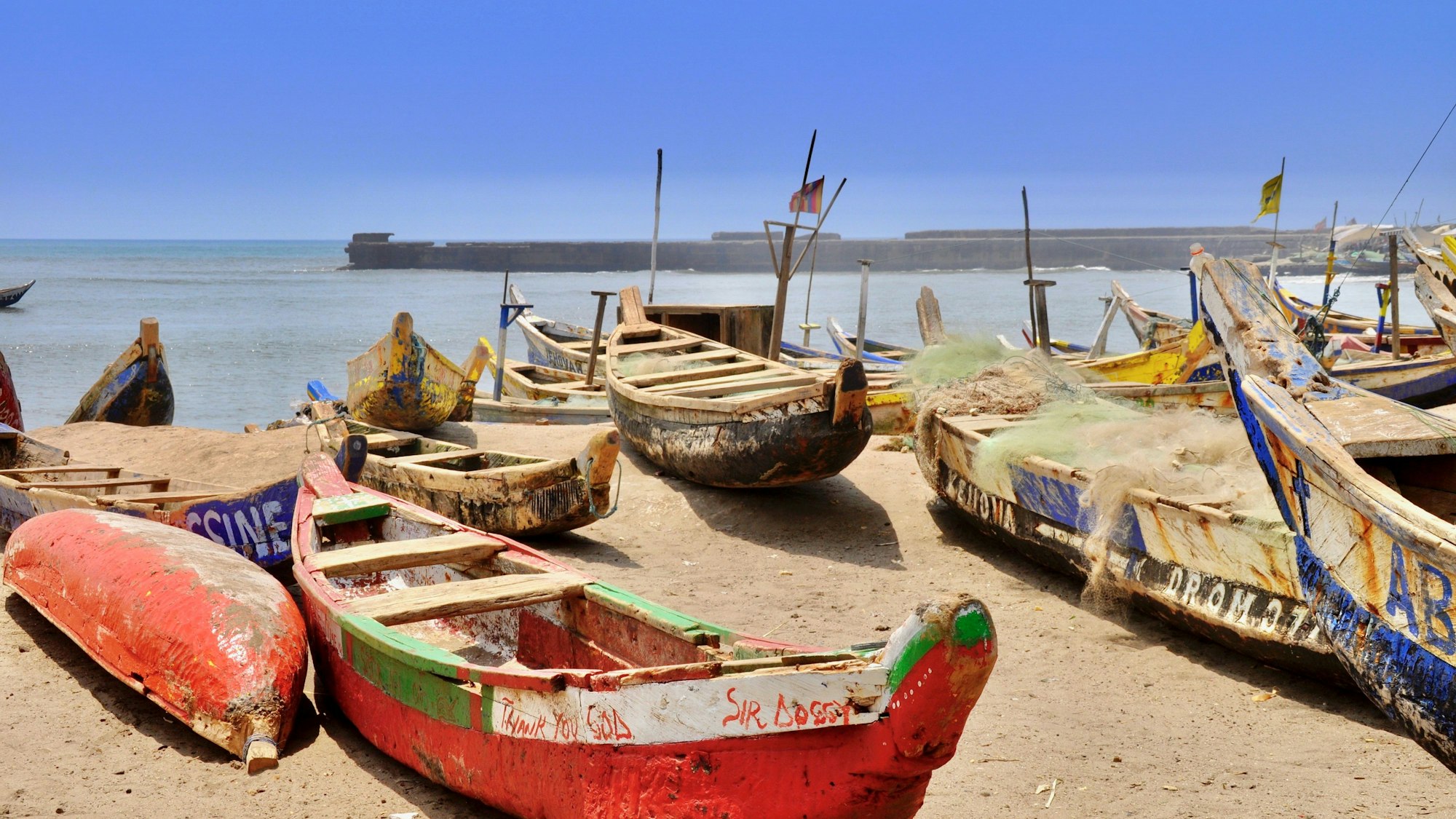 Boote liegen am Strand von Accra