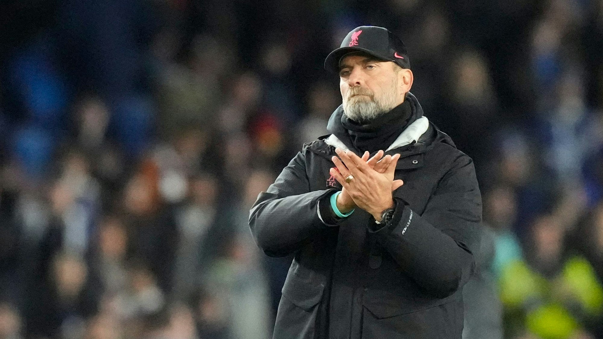 Jürgen Klopp klatscht in Richtung der Fans.