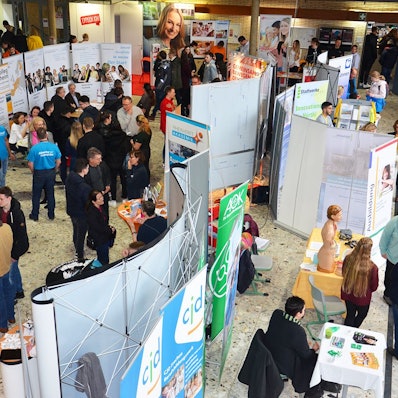 Beuscherinnen und Besucher bei der Ausbildungsbörse im Goldenberg Europakolleg. Hier können sich Berufseinsteiger aus erster Hand bei Betrieben und Einrichtungen informieren.