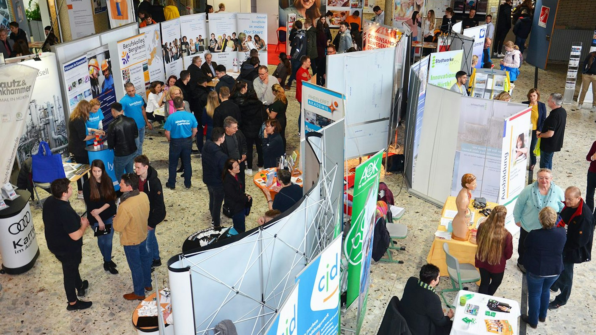 Beuscherinnen und Besucher bei der Ausbildungsbörse im Goldenberg Europakolleg. Hier können sich Berufseinsteiger aus erster Hand bei Betrieben und Einrichtungen informieren.