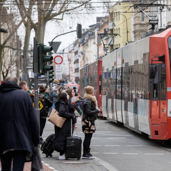 Eine Bahn der KVB nahe der Haltestelle Zülpicher Platz.