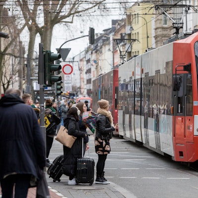 Eine Bahn der KVB nahe der Haltestelle Zülpicher Platz.