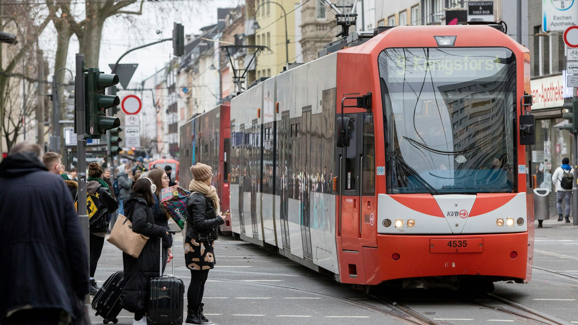 Eine Bahn der KVB nahe der Haltestelle Zülpicher Platz.