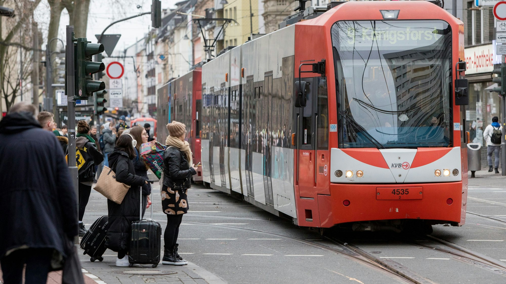 Das Bild zeigt eine Stadtbahn an der Zülpicher Straße.