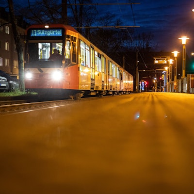 Die Linie 13 bei einer abendlichen Fahrt
