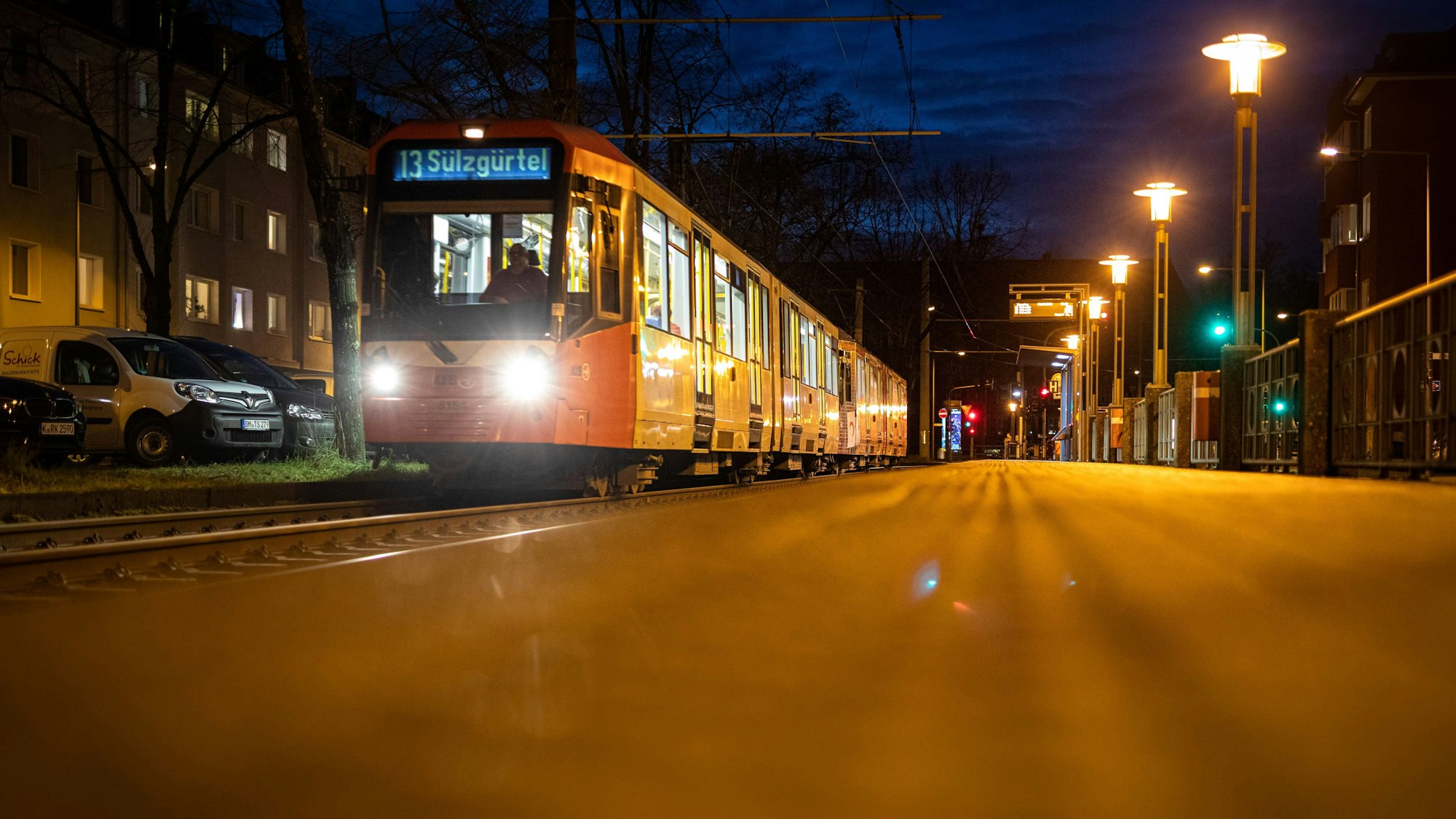 Eine Bahn der KVB-Linie 13 fährt mit dem Fahrtziel Sülzgürtel an der Haltestelle Euskirchener Straße vorbei.