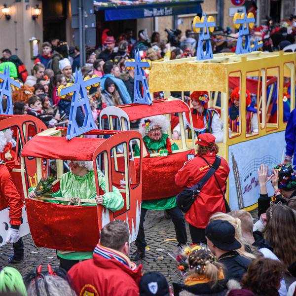 Teilnehmer des Rosenmontagszugs in Köln sind als Seilbahn-Gondeln verkleidet.